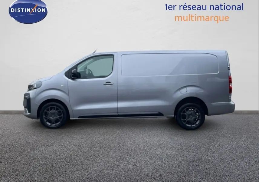 Profil latéral droit d’un Citroën Jumpy Van Long L3 gris Artense métallisé avec jantes noires sur fond neutre.