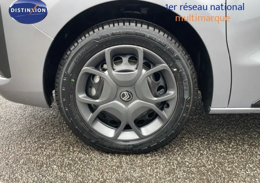 Gros plan sur la roue avant gauche grise métallisée du Citroën Jumpy Van Long L3 2025 avec jante spécifique.