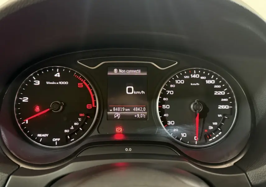 Vue rapprochée du tableau de bord de l'Audi A3 2.0 TDI 2018, affichage digital au centre, compte-tours et vitesse visibles.