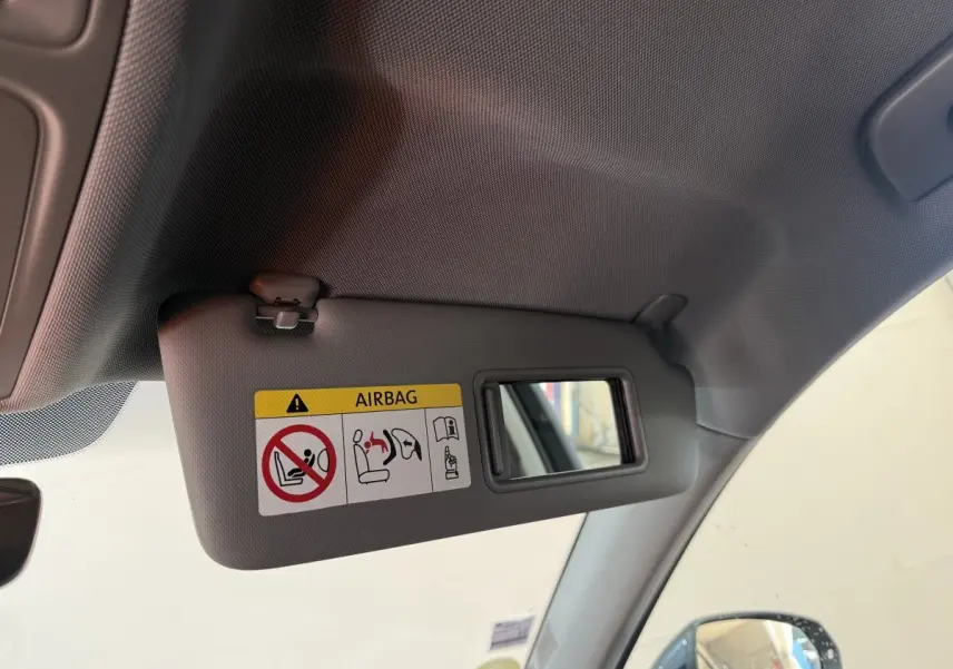 Détail du pare-soleil côté conducteur avec miroir et avertissement airbag dans un Audi A3 bleu 2018.