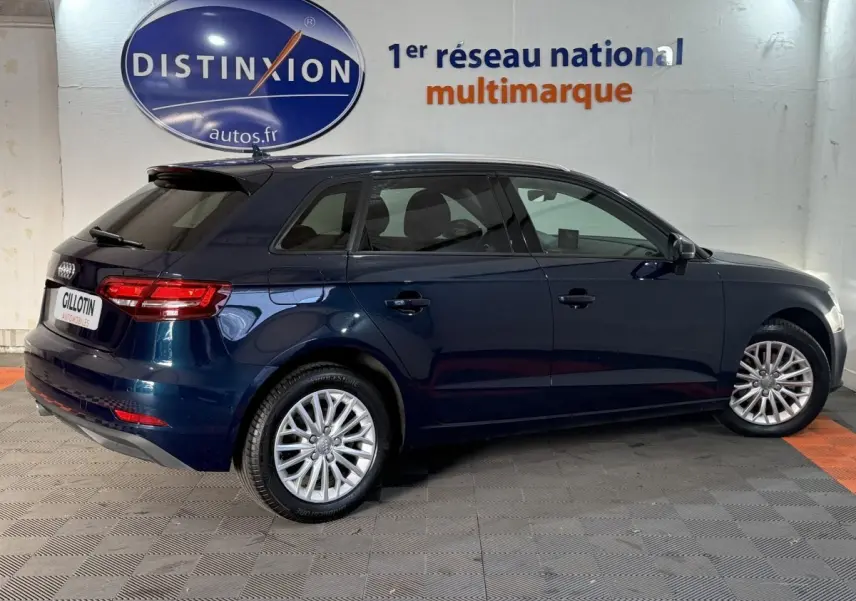 Audi A3 2.0 TDI 150 Business Line bleu vue de profil côté droit, avec jantes alliage et feux arrière LED.
