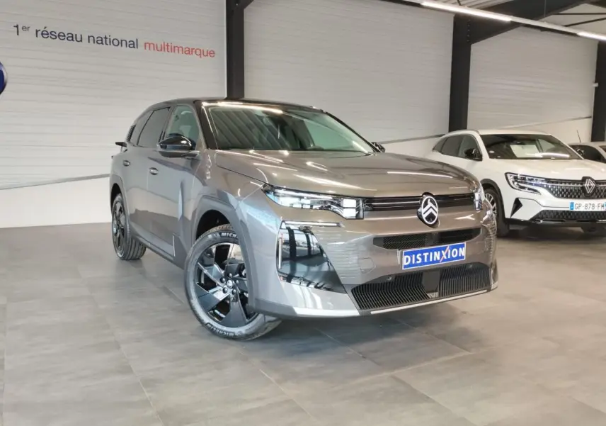 Citroën C5 Aircross gris platine en 3/4 avant droit, avec jantes alliage noires et calandre noir brillant.