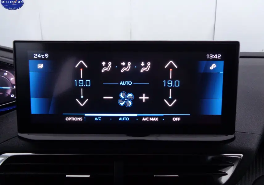 Écran tactile central du Peugeot 3008 noir perle métal 2023 montrant la climatisation à 19°C en mode automatique.