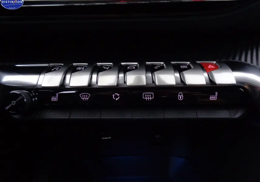 Gros plan sur les commandes centrales du Peugeot 3008 noir perle 2023, avec boutons métalliques et éclairage violet des fonctions.