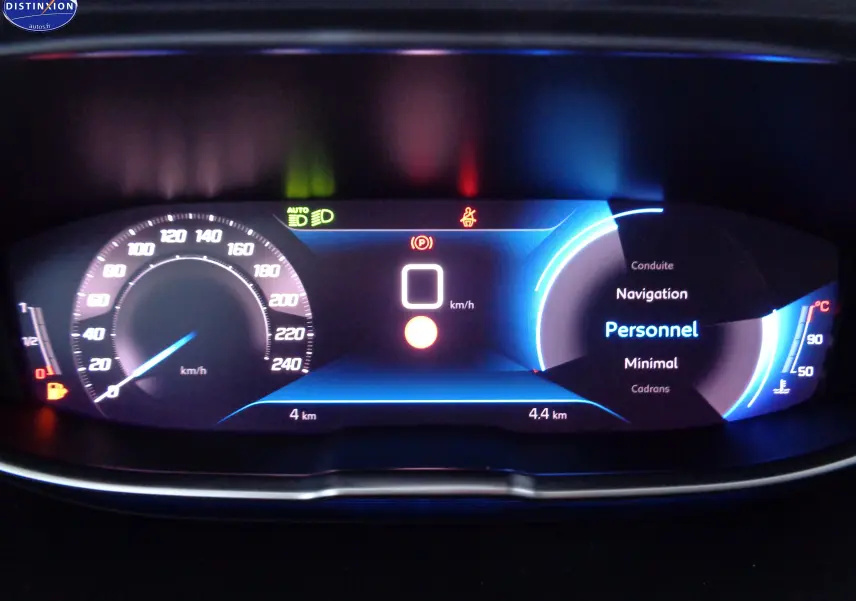 Tableau de bord numérique du Peugeot 3008 noir perle métal, affichant la vitesse et les options de conduite personnalisées.