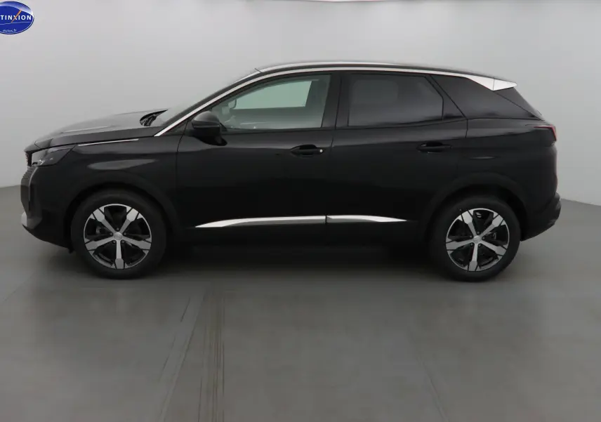 Profil côté gauche d'un Peugeot 3008 noir perle métal 2023 avec toit contrasté argent et jantes bi-ton.