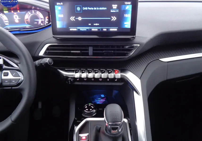 Intérieur du Peugeot 3008 2023, vue centrale sur la console avec écran tactile et levier de vitesse manuel noir.