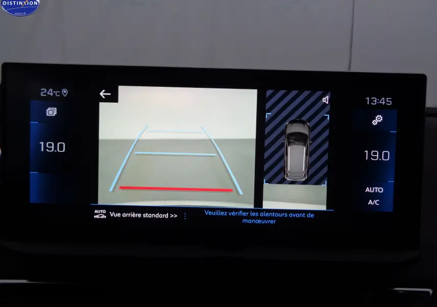 Écran multimédia du Peugeot 3008 noir perle métal montrant la caméra de recul et l'affichage de la climatisation à 19°C.