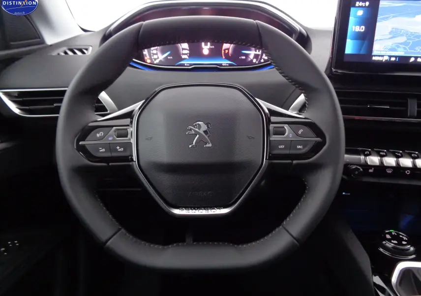 Vue rapprochée du volant cuir noir du Peugeot 3008 2023 avec commandes intégrées et tableau de bord numérique.