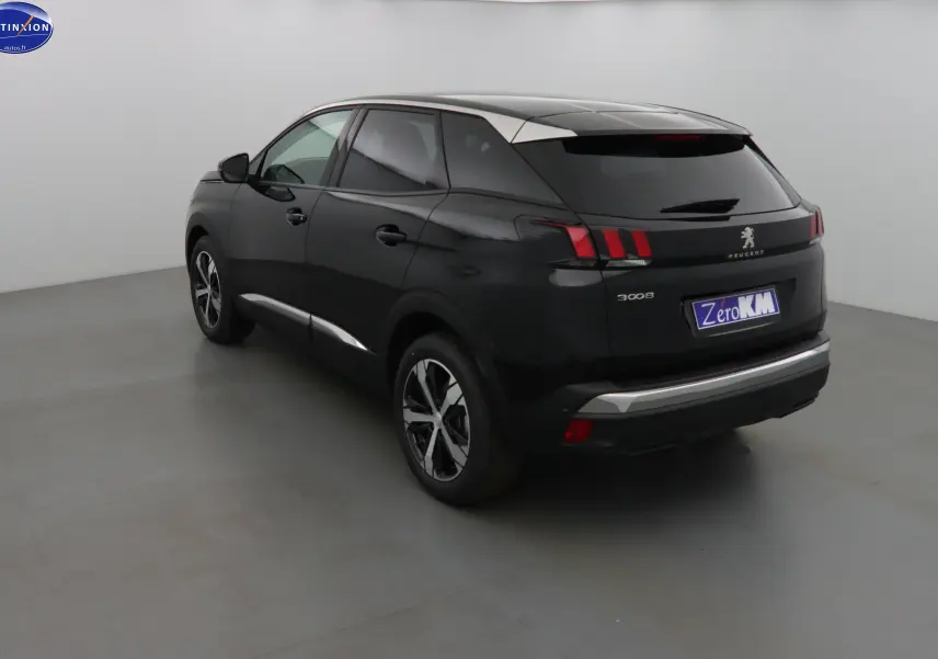 Peugeot 3008 noir perle métal vue 3/4 arrière droit avec feux arrière à griffes rouges et jantes bicolores.