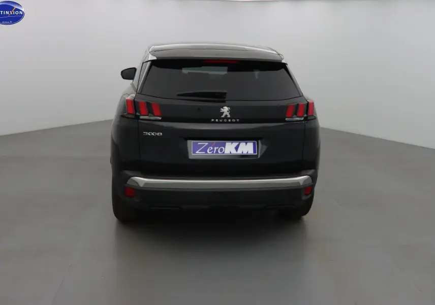 Vue arrière d'un Peugeot 3008 noir perle métal avec feux arrière à trois griffes et plaque Zero KM visible.