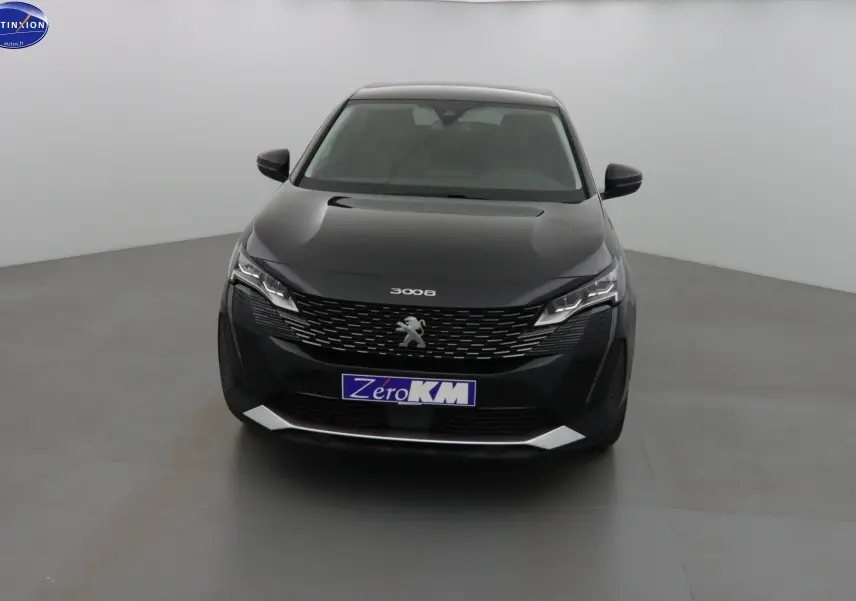Peugeot 3008 noir perle métal vue de face dans un studio, avec calandre distinctive et phares LED allumés.