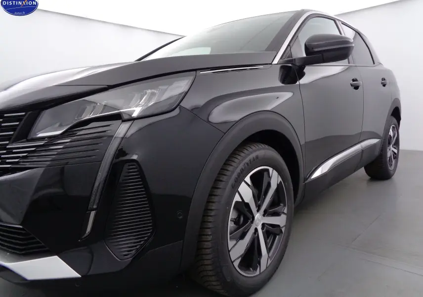 Vue 3/4 avant droit d'un Peugeot 3008 noir perle métal avec jantes alliage et phares LED distinctifs.