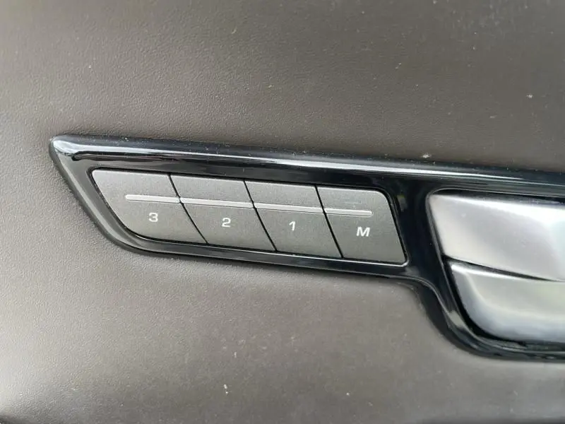Boutons de réglage mémoire des sièges sur la porte intérieure d'un Range Rover Evoque marron métal 2017.