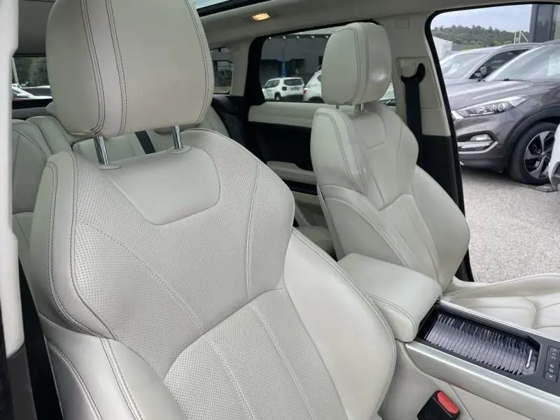 Intérieur clair en cuir beige du Range Rover Evoque TD4 180 Autobiography 2017, vue rapprochée des sièges avant côté conducteur.