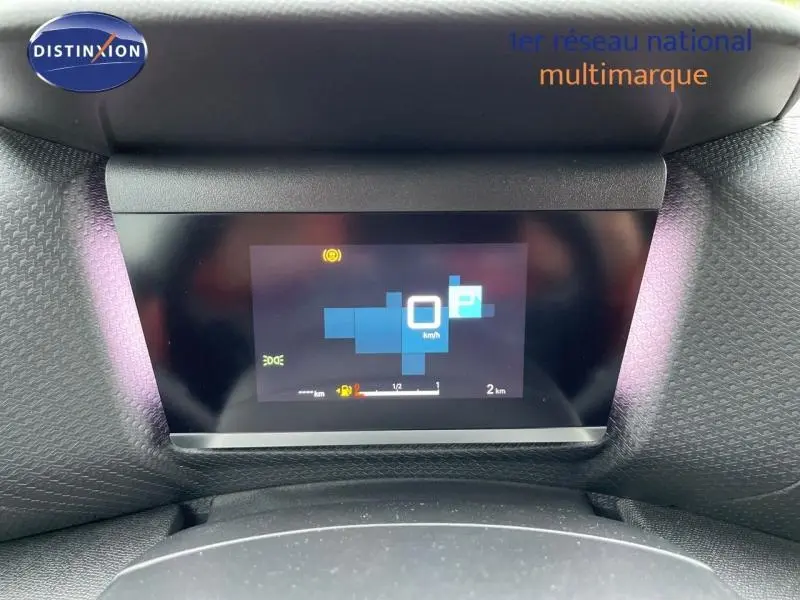 Affichage numérique du tableau de bord de la Citroën C4 hybride gris, indiquant la vitesse à 0 km/h en vue frontale rapprochée.