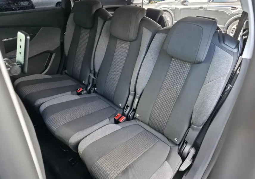 Vue rapprochée des trois sièges indépendants et coulissants du deuxième rang du Peugeot 5008 noir 2021.