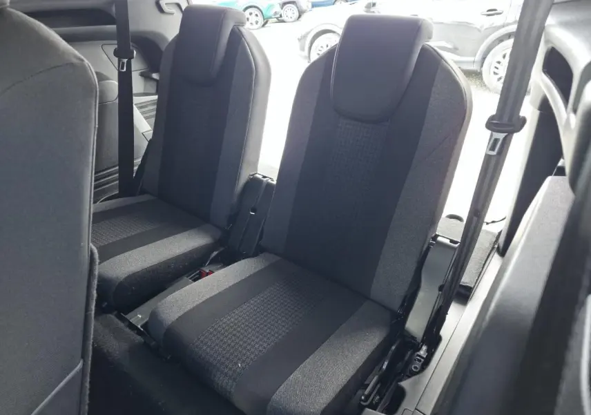 Vue rapprochée des sièges arrière indépendants en tissu gris du Peugeot 5008 noir, version 7 places.