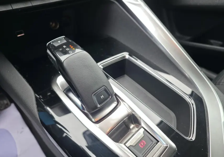 Le levier de boîte automatique noir et chromé du Peugeot 5008 2021, avec bouton mode manuel et frein à main électrique.