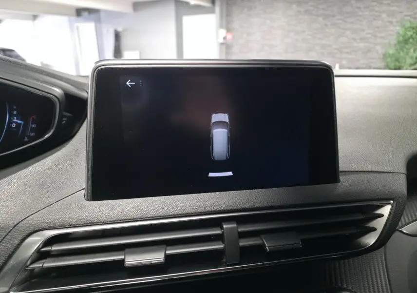 Écran tactile central du tableau de bord du Peugeot 5008 2021 affichant l'aide au stationnement.