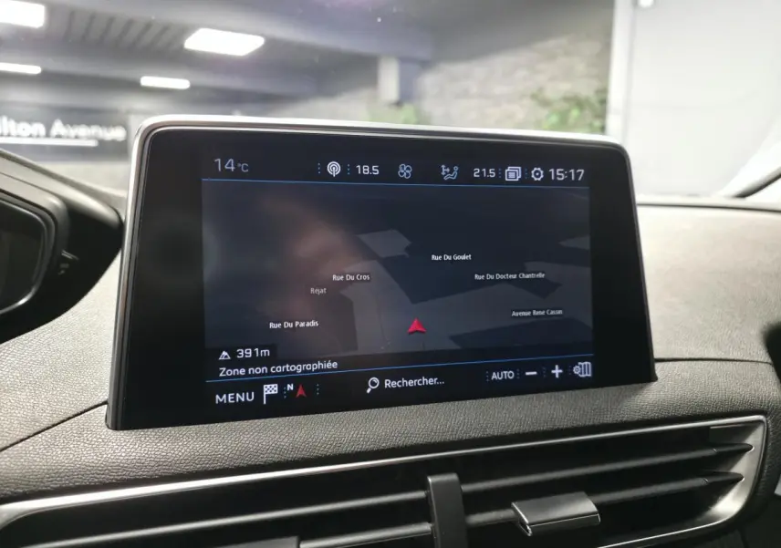 Écran tactile 10 pouces du système de navigation Peugeot 5008 2021, affichant une carte et commandes intégrées.
