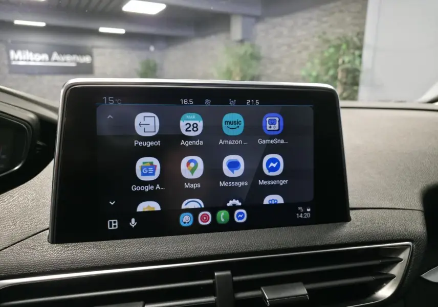 Écran tactile 10 pouces du Peugeot 5008 2021 affichant des applications connectées, tableau de bord noir.