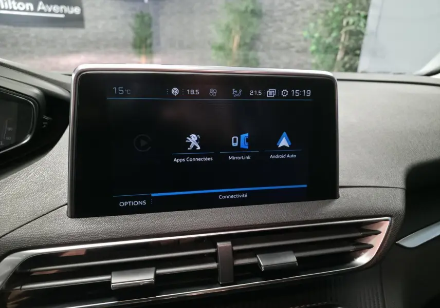 Écran tactile 10 pouces du Peugeot 5008 2021 affichant les options de connectivité dans un intérieur noir.