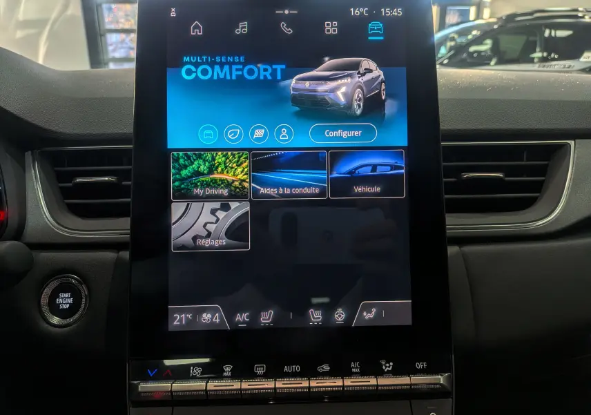 Écran tactile central du tableau de bord du Renault Captur 2025, affichant le mode Confort et les réglages de conduite.