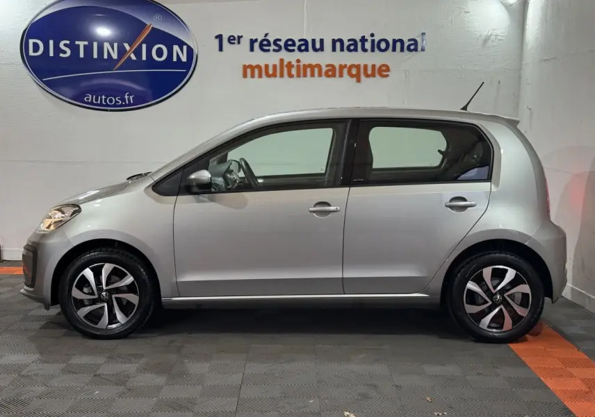 Vue de profil droit d'une Volkswagen Up 1.0 65 Active gris foncé, avec jantes alliage et rétroviseurs assortis.
