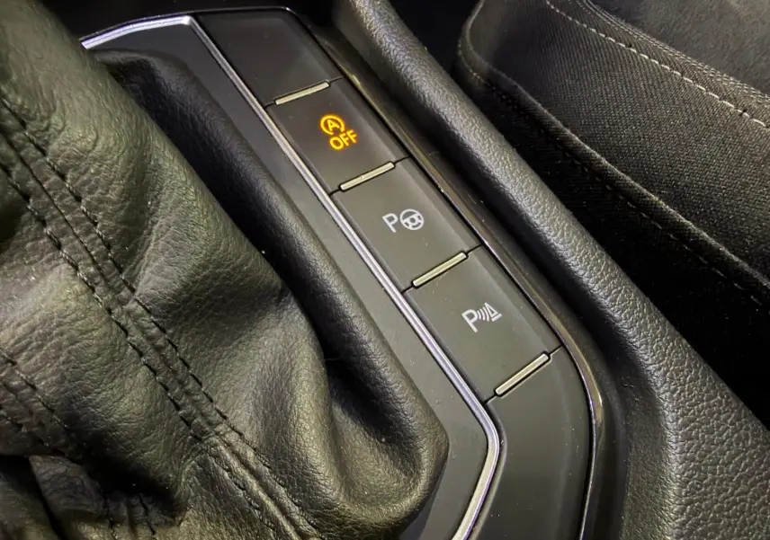 Gros plan sur les boutons de la console centrale noire du Volkswagen Tiguan 2.0 TDI 150 DSG Carat Exclusive 2018.