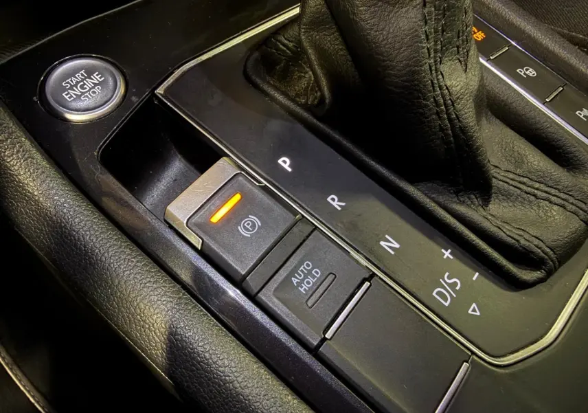 Gros plan sur la console centrale noire avec levier de vitesses automatique et bouton start/stop du Volkswagen Tiguan 2018.