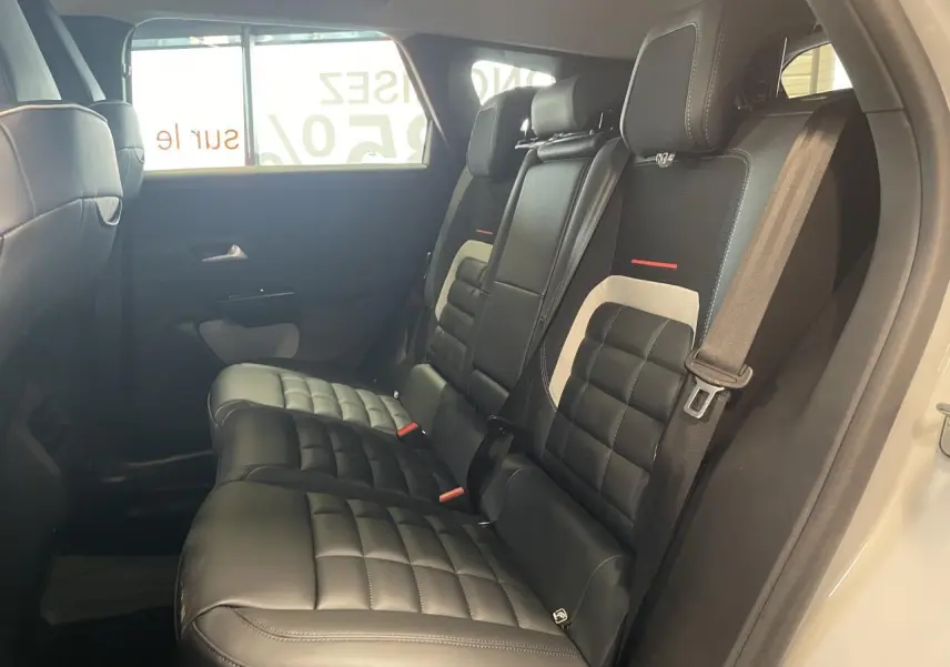 Banquette arrière vue côté droit en cuir noir matelassé avec ceinture de sécurité sur Citroën C5 Aircross blanc.