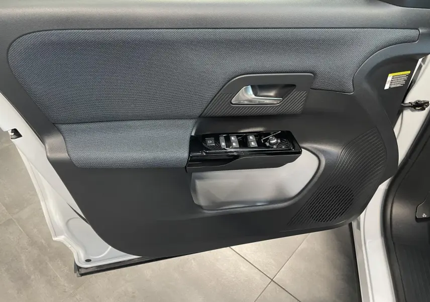 Vue intérieure de la porte avant gauche du Citroën C5 Aircross blanc, avec commandes de vitres et poignée noire.