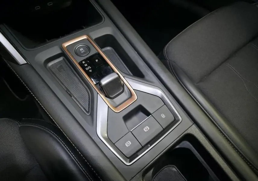 Gros plan sur la console centrale noire du CUPRA Formentor 2025, avec levier de vitesses automatique et finitions cuivrées.