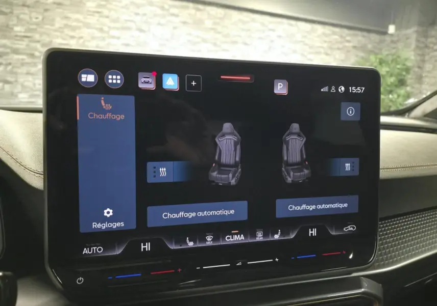 Écran tactile intérieur du CUPRA Formentor noir montrant les réglages de chauffage des sièges avant.