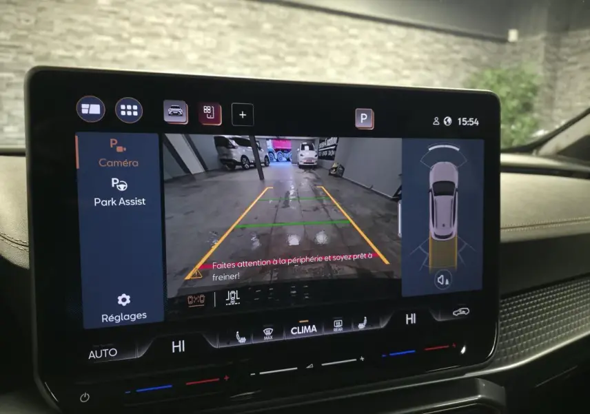 Écran tactile intérieur montrant l’aide au stationnement avec vue caméra arrière du CUPRA Formentor noir.