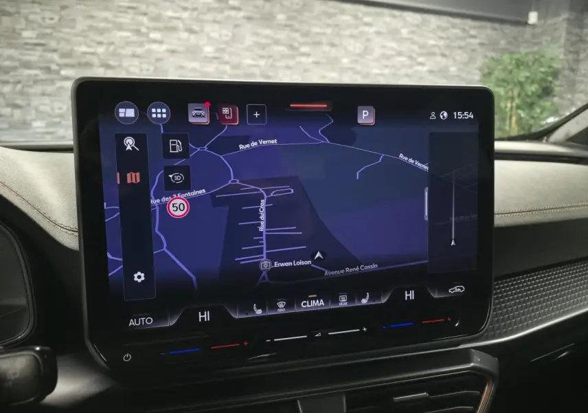Écran tactile HD 12,9'' du système de navigation du CUPRA Formentor noir, vue intérieure avant.