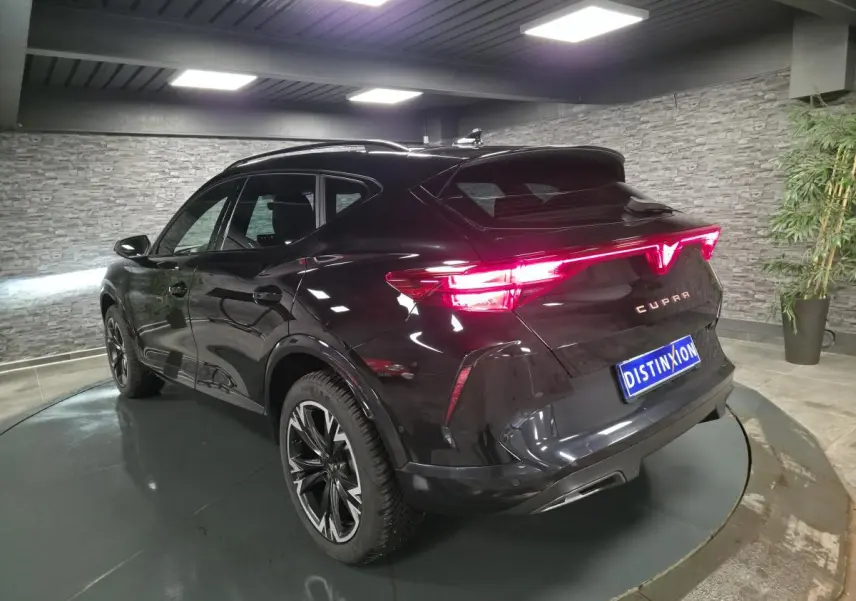 Vue 3/4 arrière droite du CUPRA Formentor noir avec feux arrière Tri-LED et jantes alliage 18'' usinées.