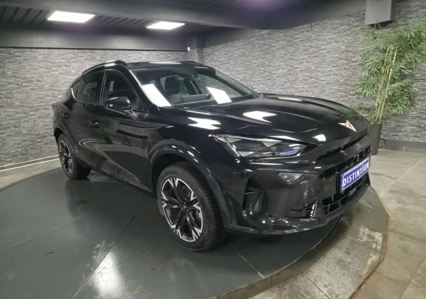 Vue 3/4 avant du CUPRA Formentor noir avec jantes alliage 18'' et signature lumineuse distinctive.