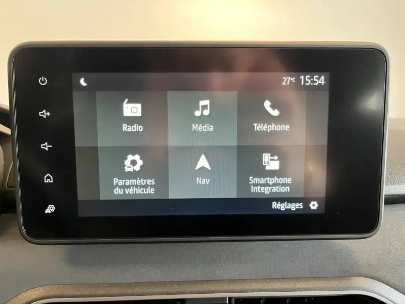 Écran tactile central du tableau de bord du Dacia Jogger 2024 affichant les options radio, média, téléphone et navigation.