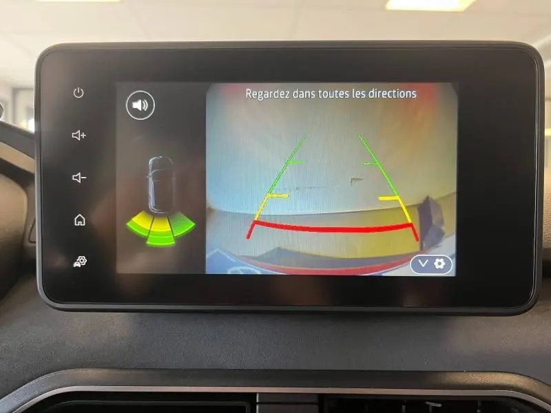 Écran tactile du tableau de bord du Dacia Jogger 2024 montrant la caméra de recul avec alertes de proximité.