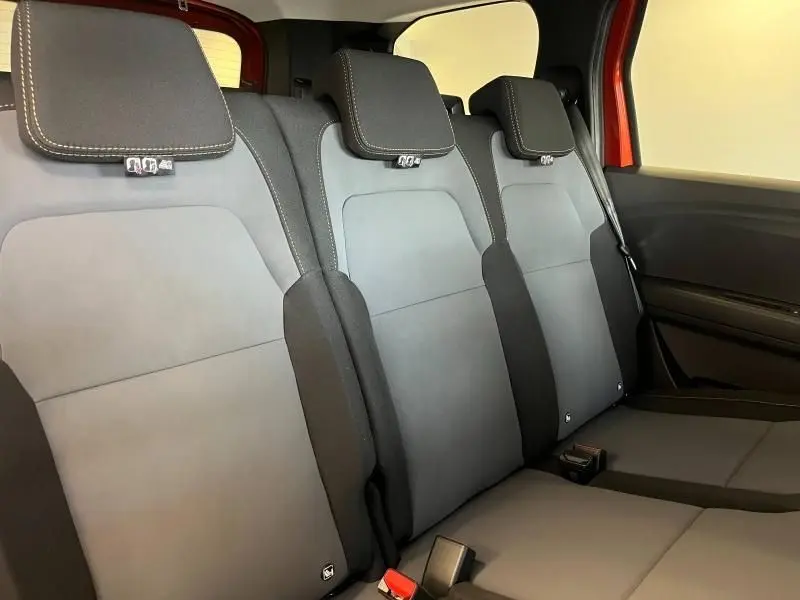 Vue latérale des sièges arrière gris et noirs du Dacia Jogger 2024 avec appuie-têtes et ceintures visibles