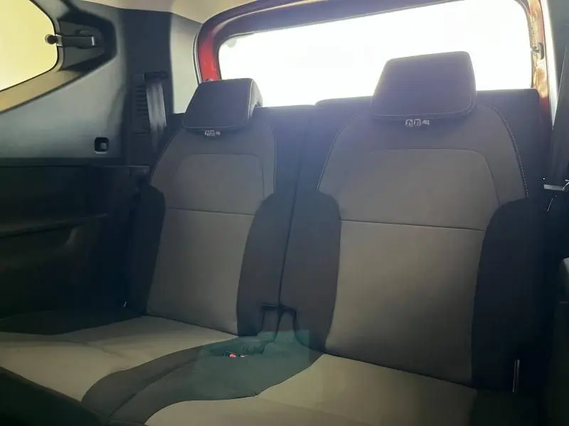 Vue intérieure sur la banquette arrière 3 places du Dacia Jogger 2024, sièges gris et noirs avec appuie-têtes.