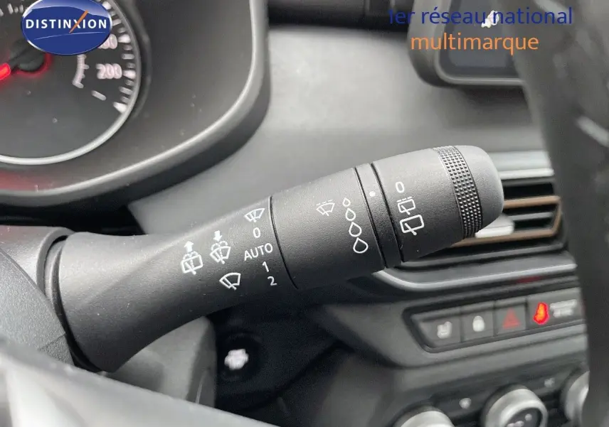 Gros plan sur la commande d’essuie-glace côté droit du tableau de bord du Dacia Jogger noir nacré 2024.