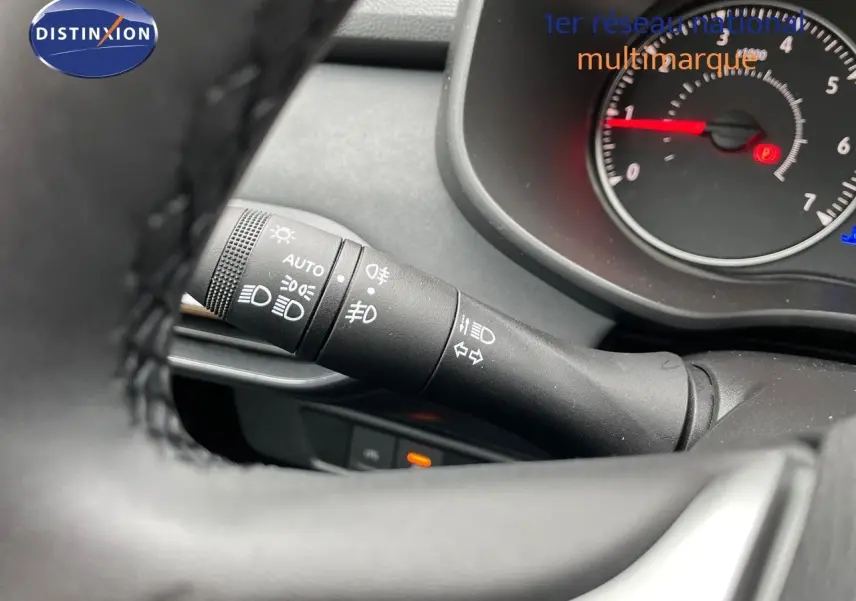 Gros plan sur la manette de phares et clignotants du tableau de bord du Dacia Jogger noir nacré 2024.