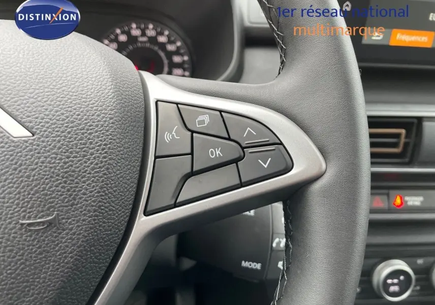 Gros plan sur le volant noir avec commandes multifonctions du Dacia Jogger 1.0 ECO-G 100ch Extreme 2024.