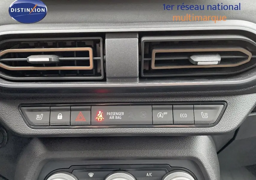 Dacia Jogger 2024 noir nacré, vue rapprochée du tableau de bord avec commandes climatisation et alertes.