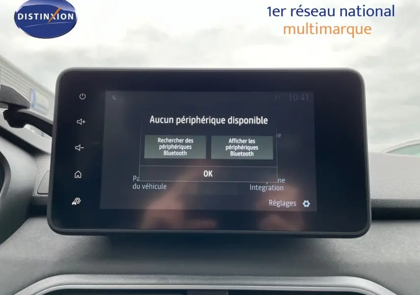 Vue intérieure centrée sur l'écran tactile du tableau de bord du Dacia Jogger 2024, affichant un message Bluetooth.