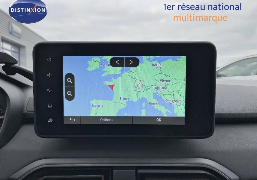 Vue intérieure centrée sur l'écran tactile du système de navigation du Dacia Jogger noir nacré.