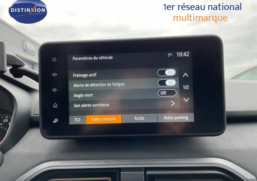 Écran tactile central du Dacia Jogger 2024 affichant les paramètres d’aides à la conduite, intérieur gris.